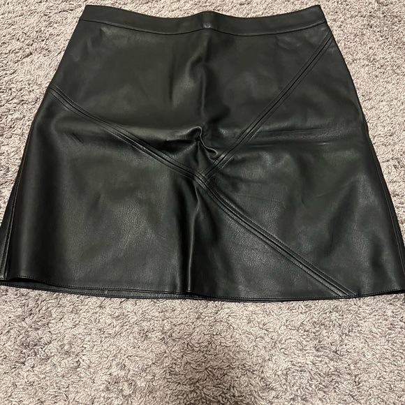 Zara faux leather high rise mini skirt - Picture 2 of 4